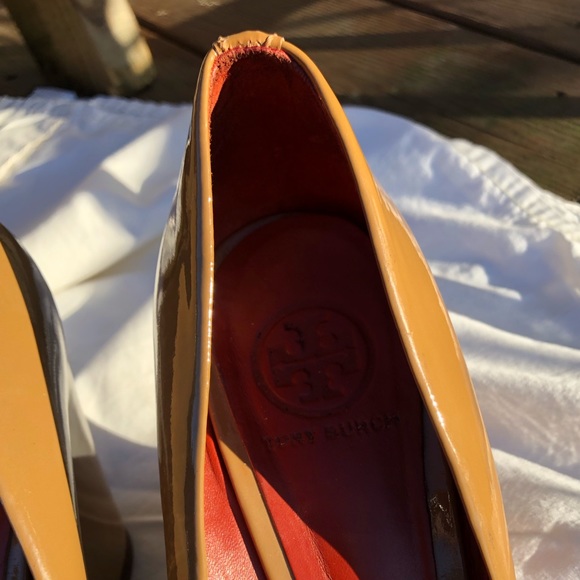 Tory Burch Pumps / Wedge Heels in Nude, Red Insole - Picture 3 of 13